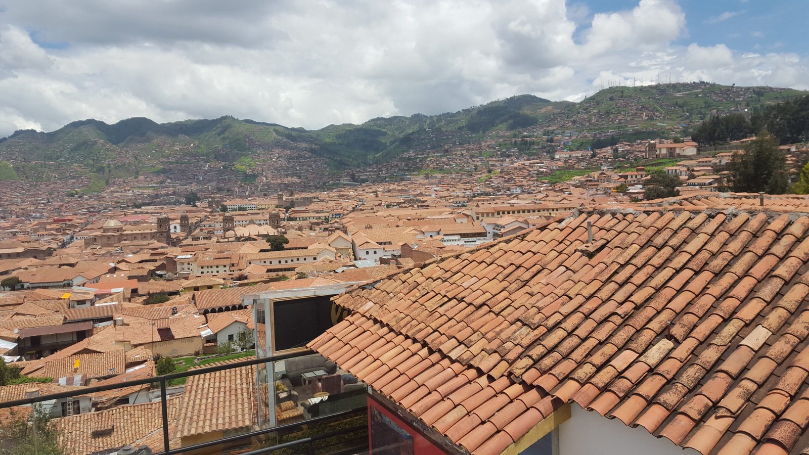¿Puede un vecino subir a mi tejado para arreglar su fachada?